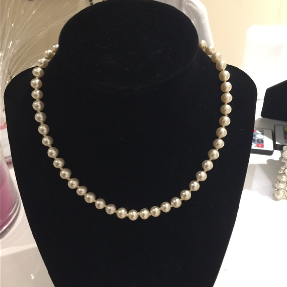 Jewelry - Pearl necklace